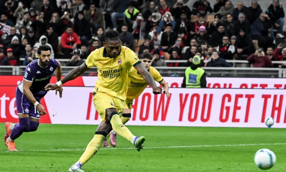 El jugador del Milan Rafael Leao logra el 2-1 durante el partido de la Serie A que han jugado Milan y Fiorentina en el Giuseppe Meazza stadium en Milan, Italia. EFE/EPA/MATTEO BAZZI