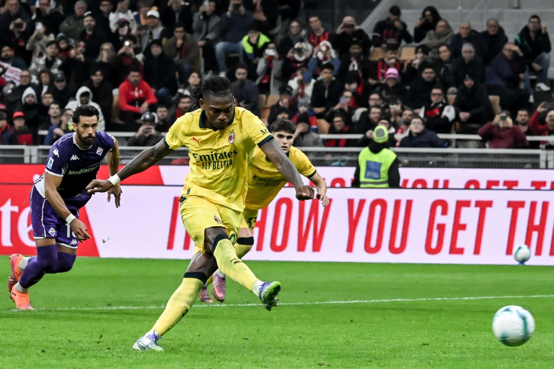 El jugador del Milan Rafael Leao logra el 2-1 durante el partido de la Serie A que han jugado Milan y Fiorentina en el Giuseppe Meazza stadium en Milan, Italia. EFE/EPA/MATTEO BAZZI