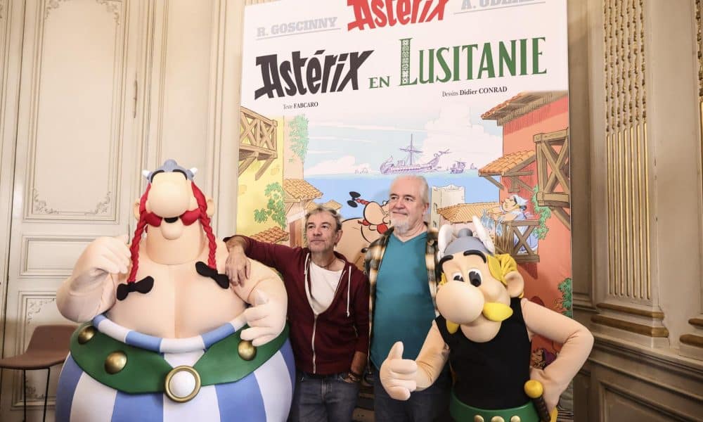 El novelista francés Fabcaro (i) y el dibujante francés Didier Conrad (d) posan durante la presentación del cómic 'Astérix en Lusitania' en la Embajada de Portugal en París, el 13 de octubre de 2025. EFE/EPA/Teresa Suarez