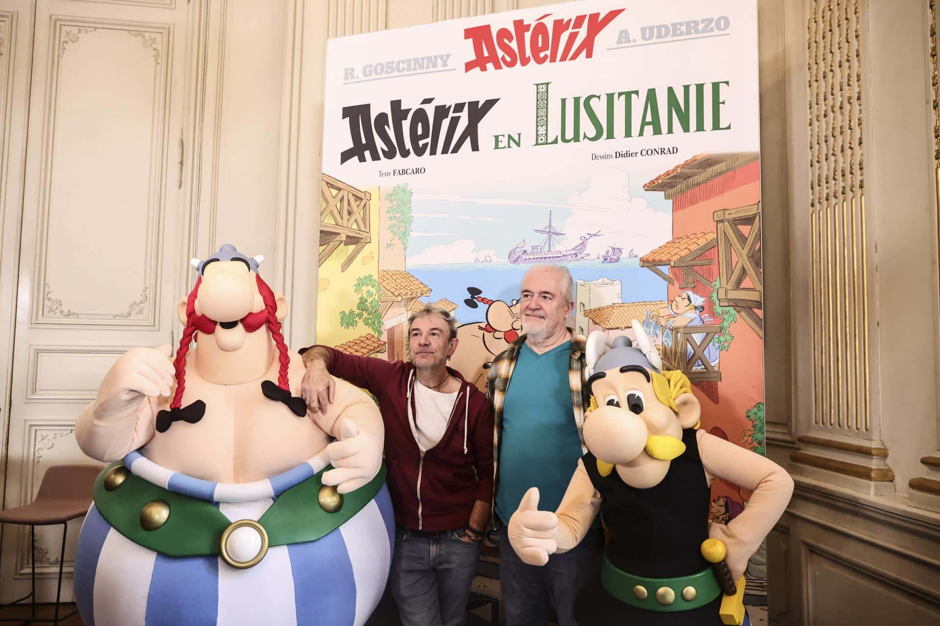 El novelista francés Fabcaro (i) y el dibujante francés Didier Conrad (d) posan durante la presentación del cómic 'Astérix en Lusitania' en la Embajada de Portugal en París, el 13 de octubre de 2025. EFE/EPA/Teresa Suarez
