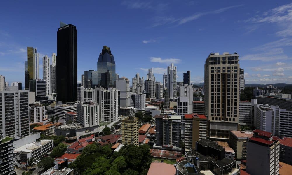 Fotografía panorámica de archivo que muestra una zona de edificios en la ciudad de Panamá (Panamá). EFE/ Carlos Lemos