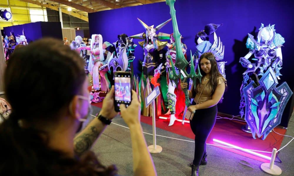 Fotografía de archivo en donde se ven asistentes de una edición pasada del Salón del Ocio y la Fantasía (SOFA) en Bogotá (Colombia). EFE/ Carlos Ortega