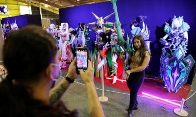 Fotografía de archivo en donde se ven asistentes de una edición pasada del Salón del Ocio y la Fantasía (SOFA) en Bogotá (Colombia). EFE/ Carlos Ortega