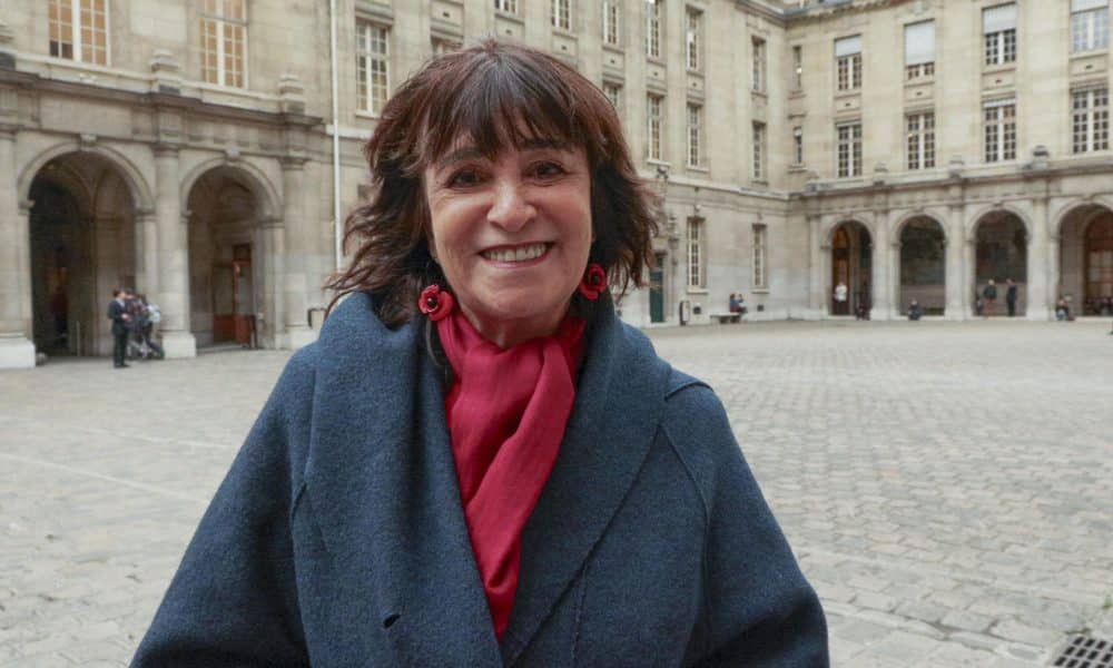 La escritora española Rosa Montero, al posar para EFE, este jueves, 23 de octubre, tras ofrecer la primera conferencia magistral Sorbona Cervantes, en la prestigiosa universidad, en París (Francia). EFE/Edgar Sapiña