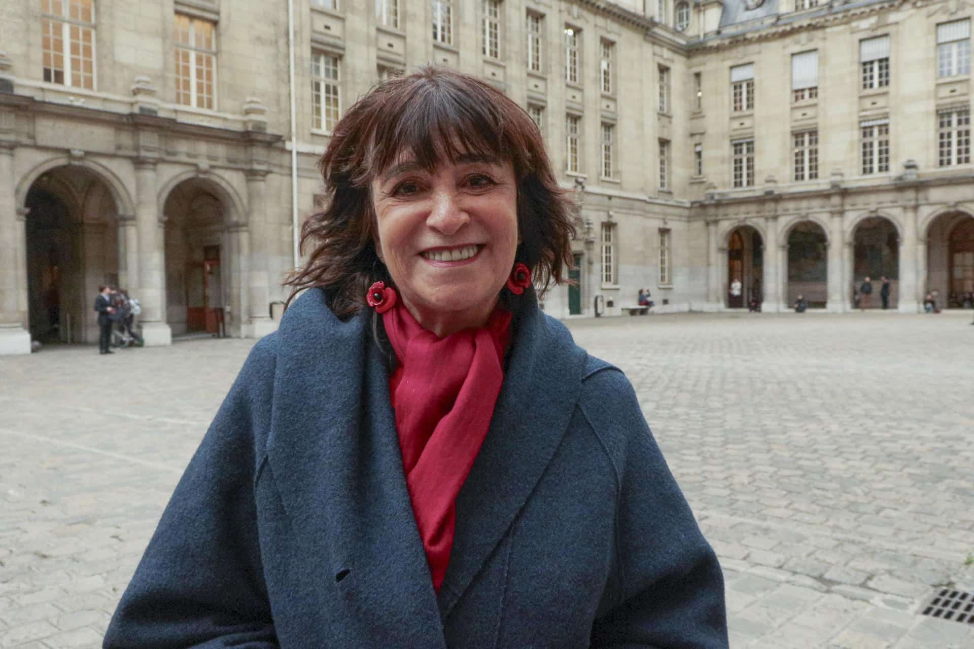 La escritora española Rosa Montero, al posar para EFE, este jueves, 23 de octubre, tras ofrecer la primera conferencia magistral Sorbona Cervantes, en la prestigiosa universidad, en París (Francia). EFE/Edgar Sapiña