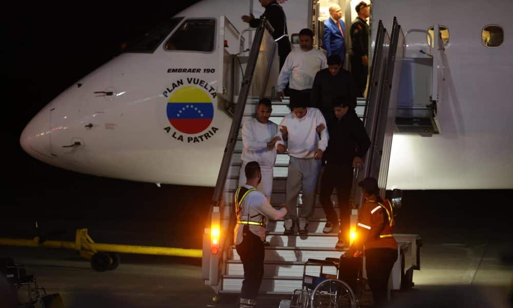 Ciudadanos venezolanos descienden de un avión tras ser deportados desde Estados Unidos, en el Aeropuerto Internacional Simón Bolívar, en Caracas (Venezuela). Imagen de archivo. EFE/ Miguel Gutiérrez