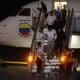 Ciudadanos venezolanos descienden de un avión tras ser deportados desde Estados Unidos, en el Aeropuerto Internacional Simón Bolívar, en Caracas (Venezuela). Imagen de archivo. EFE/ Miguel Gutiérrez