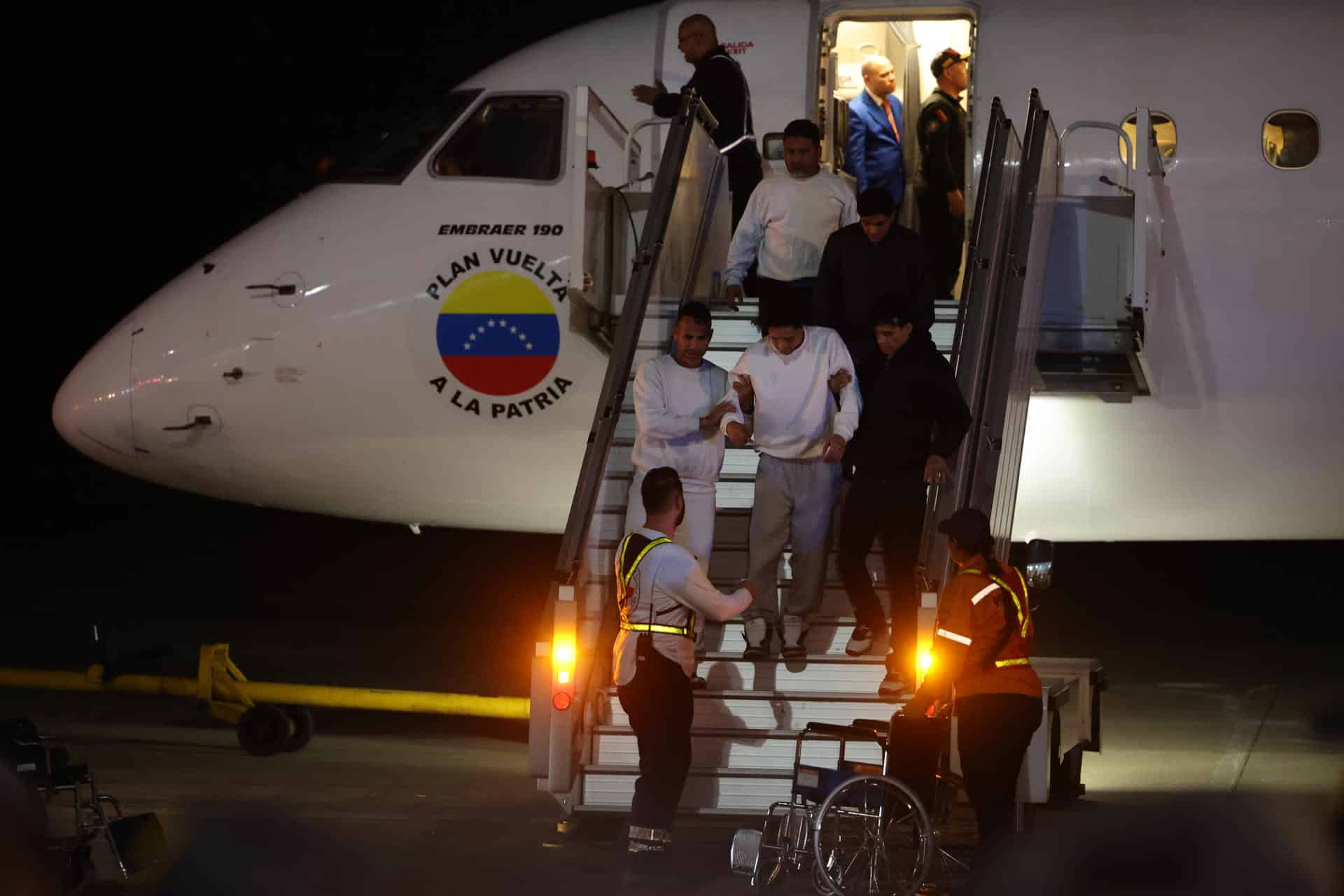 Ciudadanos venezolanos descienden de un avión tras ser deportados desde Estados Unidos, en el Aeropuerto Internacional Simón Bolívar, en Caracas (Venezuela). Imagen de archivo. EFE/ Miguel Gutiérrez