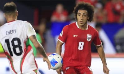 El centrocampista Adalberto 'Coco' Carrasquilla disputa un balón con el defensor surinamés Tjaronn Chery durante el partido de la cuarta jornada del Grupo A de las eliminatorias de la Concacaf para el Mundial de 2026 jugado este martes en el estadio Rommel Fernández Gutiérrez, de Ciudad de Panamá. EFE/ Bienvenido Velasco
