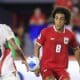 El centrocampista Adalberto 'Coco' Carrasquilla disputa un balón con el defensor surinamés Tjaronn Chery durante el partido de la cuarta jornada del Grupo A de las eliminatorias de la Concacaf para el Mundial de 2026 jugado este martes en el estadio Rommel Fernández Gutiérrez, de Ciudad de Panamá. EFE/ Bienvenido Velasco