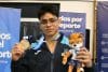 Jaycko Bourdet posa con la medalla de oro que ganó en la gimnasia artística masculina en modalidad all around en los Juegos Centroamericanos Guatemala 2025. EFE/Alex Cruz