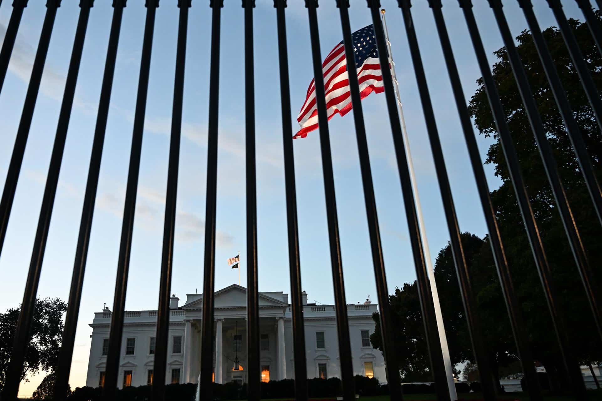 Vista general este lunes, 20 de octubre, de la Casa Blanca, durante el amanecer, en Washington DC (EE.UU.). EFE/Lukas Coch