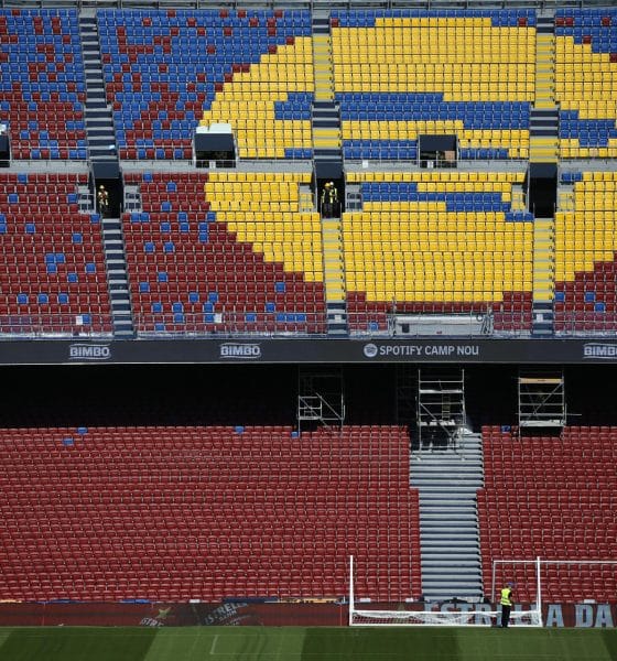Vistas de las gradas del Camp Nou con el logotipo de Spotify. EFE/Alberto Estévez