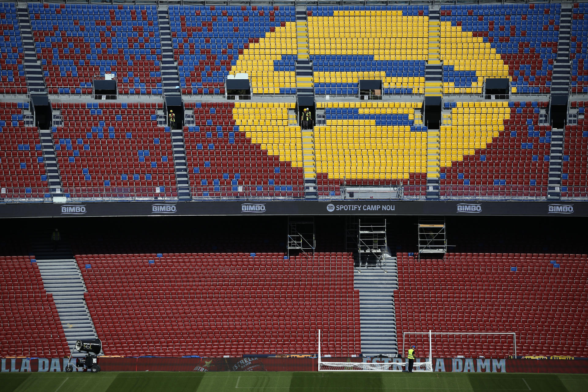 Vistas de las gradas del Camp Nou con el logotipo de Spotify. EFE/Alberto Estévez