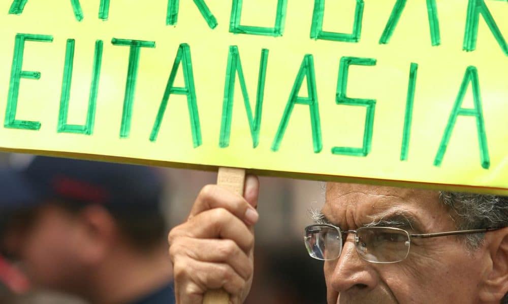 Un manifestante pide mediante una pancarta, la aprobación de una ley que permita la eutanasia en Ciudad de México. EFE/Imelda Medina