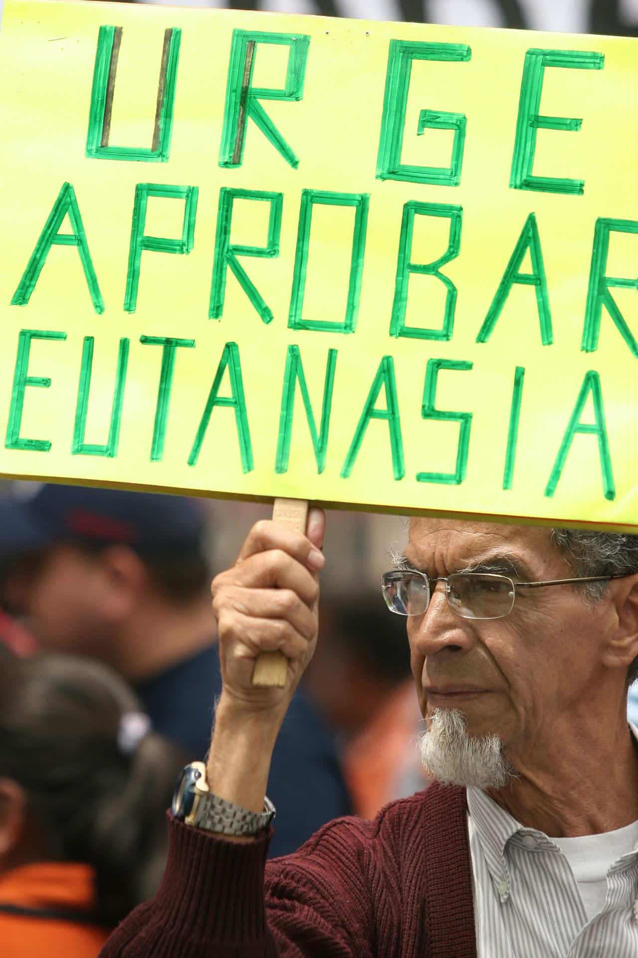 Un manifestante pide mediante una pancarta, la aprobación de una ley que permita la eutanasia en Ciudad de México. EFE/Imelda Medina