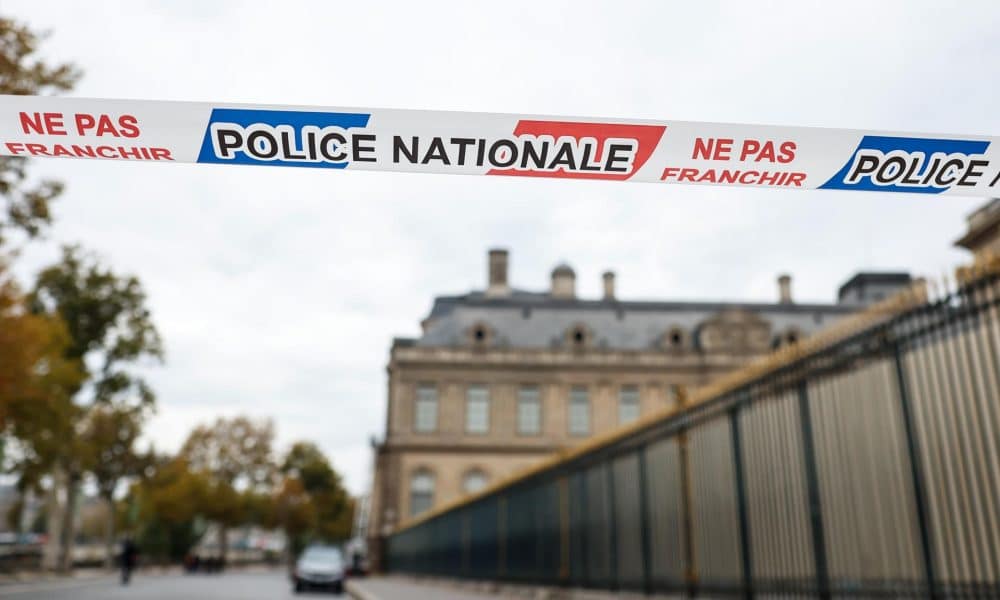 Cordón policial en el Museo del Louvre el 19 de octubre de 2025. EFE/EPA/Mohammed Badra