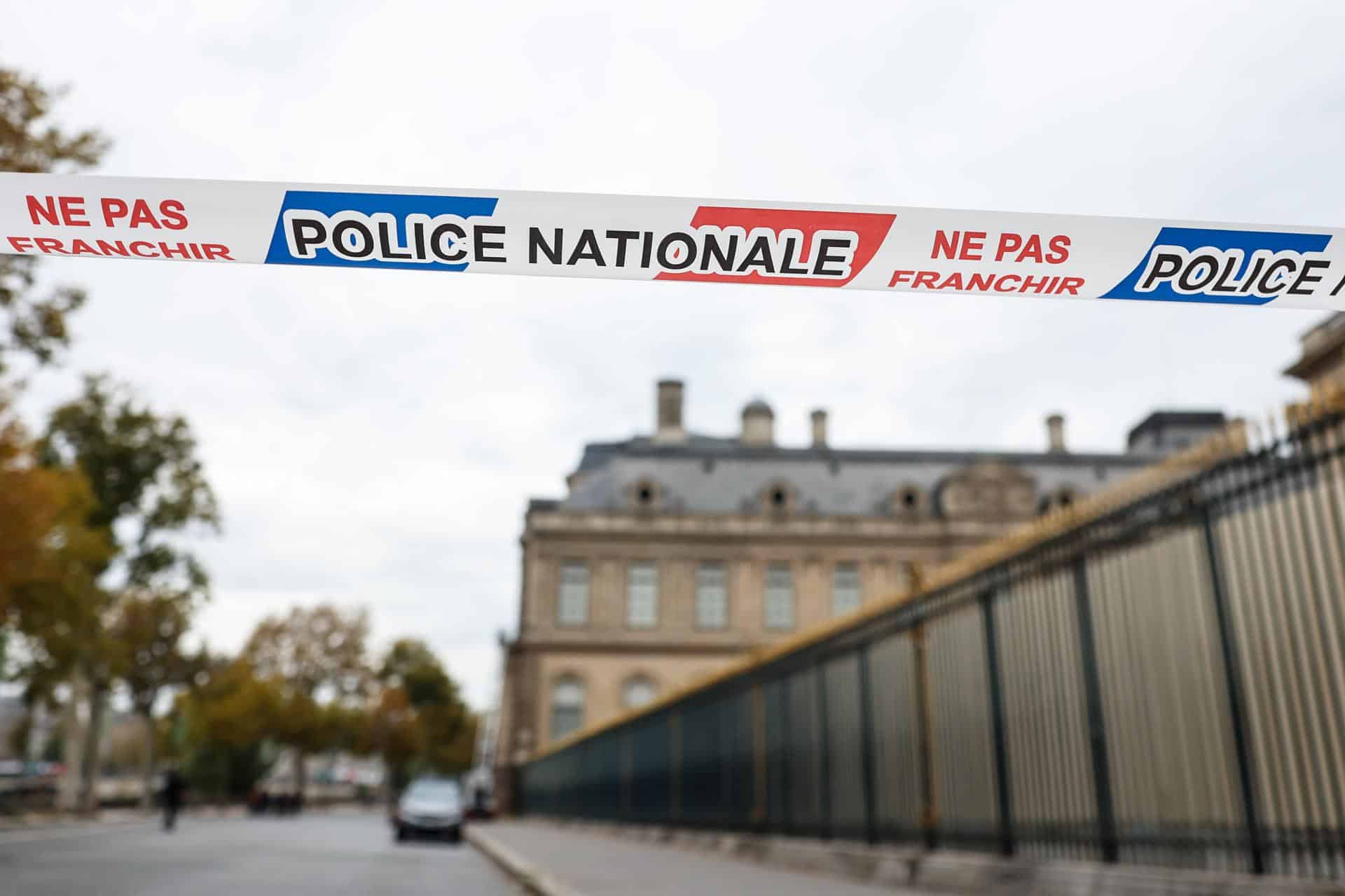 Cordón policial en el Museo del Louvre el 19 de octubre de 2025. EFE/EPA/Mohammed Badra