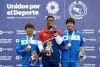 Jesse Flores (c), de Costa Rica, ganó el oro; César Cruz, de El Salvador, se llevó la plata; y Juan Carlos Fuentes, de El Salvador, obtuvo el bronce en tenis individual en los Juegos Centroamericanos en Ciudad de Guatemala. EFE/Mariano Macz