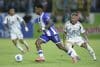El hondureño Romell Quioto (c) disputa el balón con el costarricense Francisco Quesada durante el partido de la tercera jornada del Grupo C de las eliminatorias de la Concacaf para el Mundial de 2026 jugado este jueves en el Estadio General Francisco Morazán, de San Pedro Sula. EFE/ Gustavo Amador

