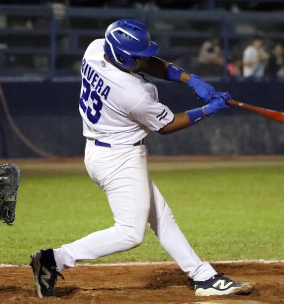 El nicaragüense Ronald Rivera conecta un jonrón en el partido contra Guatemala que garantizo a su país la medalla de oro en la duodécima edición de los Juegos Centroamericanos que transcurren en Ciudad de Guatemala. EFE/ Fernando Ruiz
