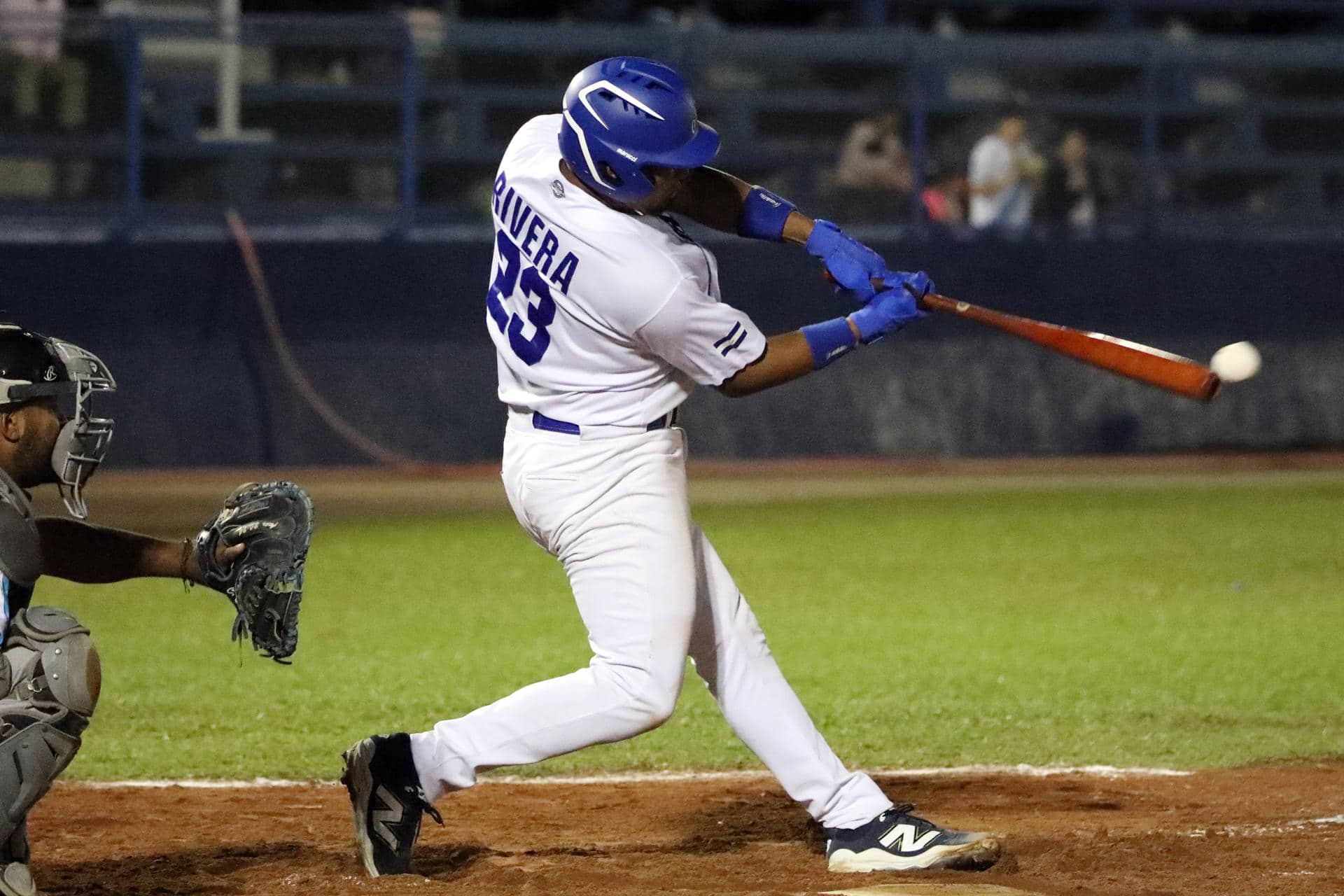El nicaragüense Ronald Rivera conecta un jonrón en el partido contra Guatemala que garantizo a su país la medalla de oro en la duodécima edición de los Juegos Centroamericanos que transcurren en Ciudad de Guatemala. EFE/ Fernando Ruiz