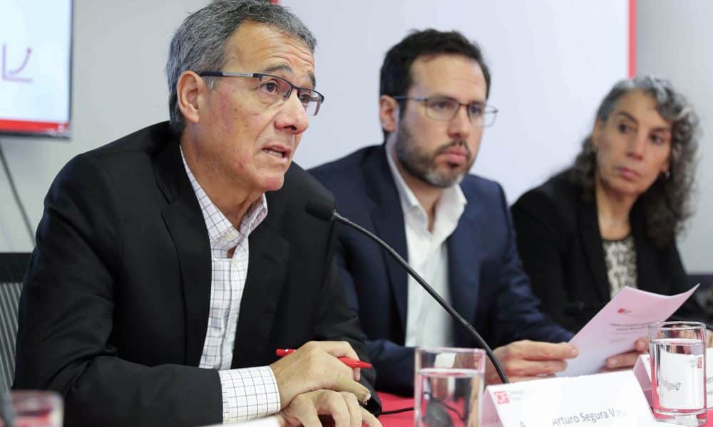 El presidente del Consejo Fiscal y exministro de Economía y Finanzas, Alonso Segura (i), habla en una rueda de prensa este martes, en Lima (Perú). EFE/Paolo Aguilar