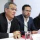 El presidente del Consejo Fiscal y exministro de Economía y Finanzas, Alonso Segura (i), habla en una rueda de prensa este martes, en Lima (Perú). EFE/Paolo Aguilar
