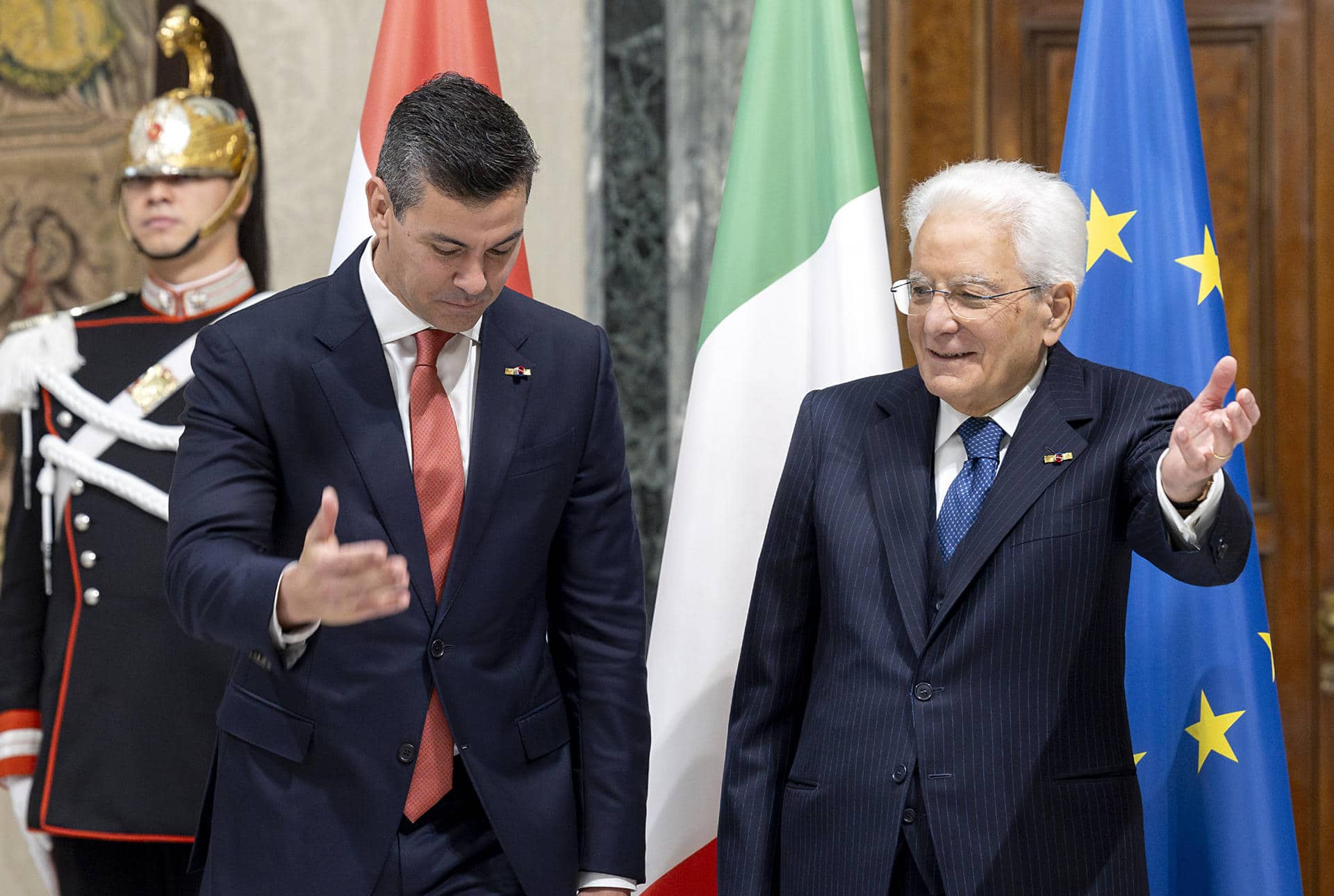 El presidente de Paraguay, Santiago Peña (i), se ha reunido este miércoles en Roma con su homólogo italiano, Sergio Mattarella, en el último día de una visita oficial con la que pretende "estrechar los vínculos" bilaterales con el país. EFE/ Paolo Giandotti/Ufficio per la Stampa De La Comunicazione Della Presidenza Della Repubblica SOLO USO EDITORIAL/SOLO DISPONIBLE PARA ILUSTRAR LA NOTICIA QUE ACOMPAÑA (CRÉDITO OBLIGATORIO)