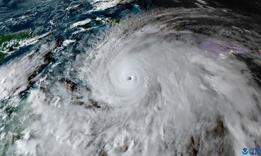 Vista del huracán Melissa, que se encuentra a unos 215 kilómetros al sureste de Kingston, la capital de Jamaica, y a 500 kilómetros al suroeste de Guantánamo, con vientos máximos sostenidos muy fuertes de 280 kilómetros por hora, según el último informe del Centro Nacional de Huracanes (NHC) de Estados Unidos a las 06:00 GMT. En su trayectoria prevista, el centro de Melissa impactará directamente sobre Jamaica hoy, con vientos catastróficos y que amenazan la vida, inundaciones y marejada; se desplazará por el sureste de Cuba el miércoles por la mañana y continuará hacia el sur y centro de Bahamas durante la jornada del miércoles.-EFE/ CIRA / SOLO USO EDITORIAL/SOLO DISPONIBLE PARA ILUSTRAR LA NOTICIA QUE ACOMPAÑA (CRÉDITO OBLIGATORIO)