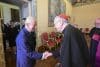 El rey Carlos de Inglaterra (i) saluda al secretario de Estado de la Santa Sede, Petro Paolin (d). Los reyes de Reino Unido, Carlos III y Camila, llegaron este jueves al Vaticano para su reunión con el papa León XIV y la posterior histórica oración ecuménica en la Capilla Sixtina en la que un monarca británico y un pontífice rezarán juntos después de casi 500 años. El cortejo atravesó el Arco de las Campanas, que da acceso a la Ciudad del Vaticano, y llegó al Patio de San Dámaso donde fueron recibidos por el encargado de la Prefectura de la Casa Pontificia, monseñor Leonardo Sapienza, y la Guardia de Honor de la Guardia Suiza. En seguida, se interpretarán los himnos nacionales británico y de la Ciudad del Vaticano.