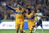 Angel Correa (I) and Diego Sánchez (D) celebran el gol del exjugador del Atlético de Madrid en la victoria de Tigres sobre Necaxa. EFE/Miguel Sierra.