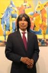 El pintor ecuatoriano Olmedo Quimbita posa durante la inauguración de la exposición 'Destellos de Luz' este jueves, en Lima (Perú). EFE/ Paolo Aguilar