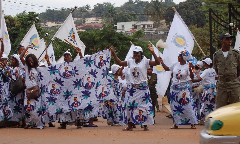 Baile tradicional para celebrar la victoria electoral del presidente de Camerún, Paul Biya, en Yaundé (Camerún) hoy, 22 de octubre del 2018. EFE/ Etienne Mainimo
