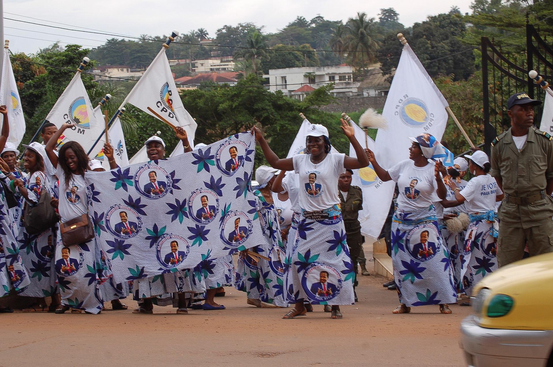 Baile tradicional para celebrar la victoria electoral del presidente de Camerún, Paul Biya, en Yaundé (Camerún) hoy, 22 de octubre del 2018. EFE/ Etienne Mainimo