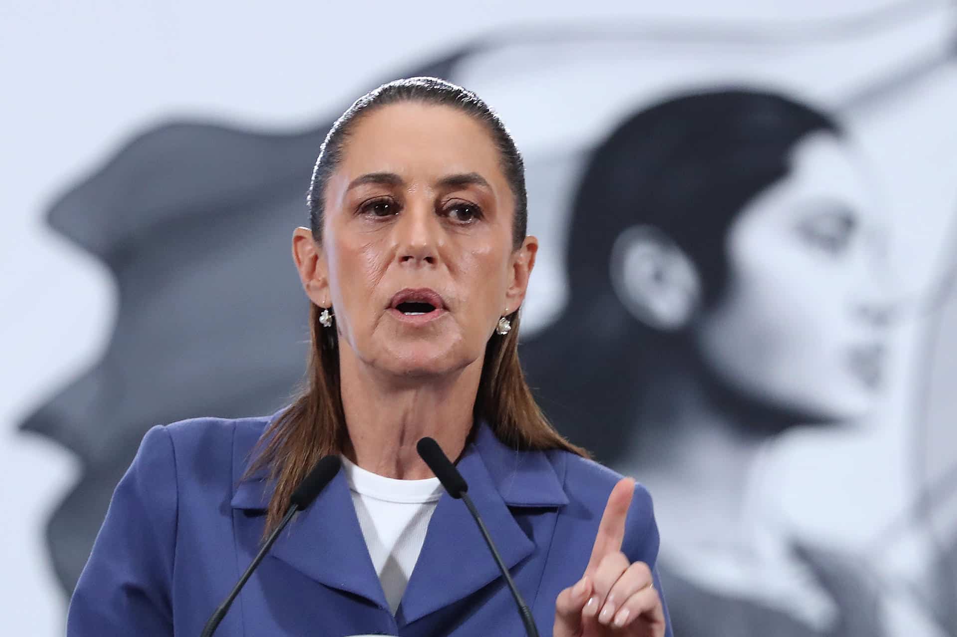 La presidenta de México, Claudia Sheinbaum, habla durante una rueda de prensa este lunes, en el Palacio Nacional de Ciudad de México (México). EFE/ Mario Guzmán