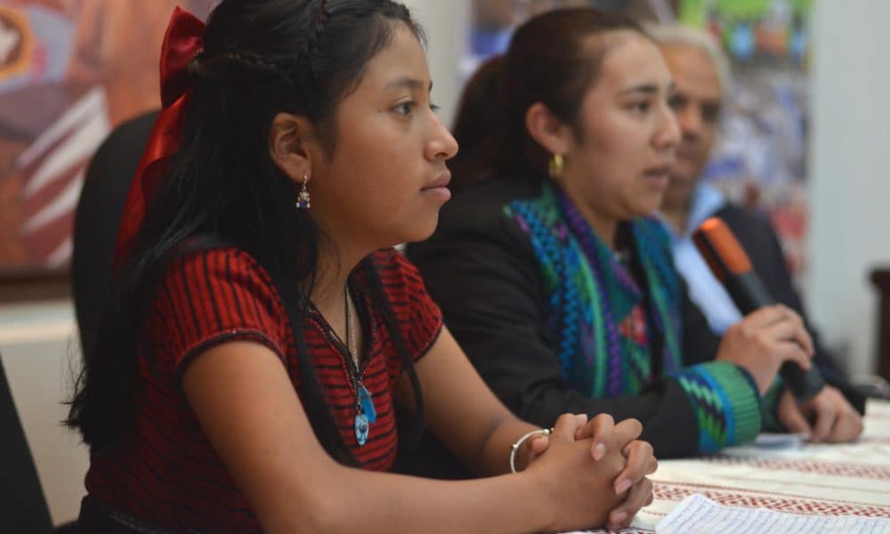 Dulce Vicente, una estudiante de doce años de la fundación Fe y Alegría, fue captada esta viernes, 10 de octubre, durante una rueda de prensa por la conmemoración del Día Internacional de la Niña, en Ciudad de Guatemala (Guatemala). EFE/Alex Cruz
