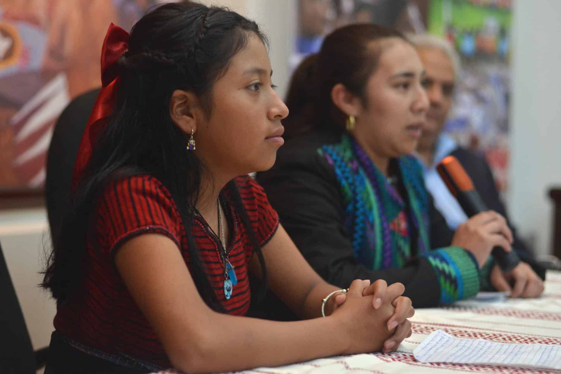 Dulce Vicente, una estudiante de doce años de la fundación Fe y Alegría, fue captada esta viernes, 10 de octubre, durante una rueda de prensa por la conmemoración del Día Internacional de la Niña, en Ciudad de Guatemala (Guatemala). EFE/Alex Cruz
