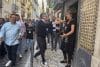 El alcalde de Lisboa, el conservador Carlos Moedas (3d), junto a su equipo de campaña en una acción de contacto directo con los votantes en el barrio de la Bica, en el centro de la capital portuguesa. EFE/Susana Samhan.