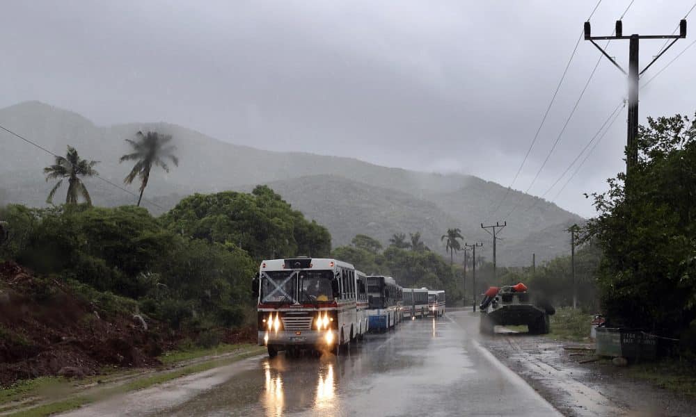 Personas son evacuadas en buses ante la posible llegada del huracán Melissa este martes, en Santiago de Cuba (Cuba). EFE/ Ernesto Mastrascusa