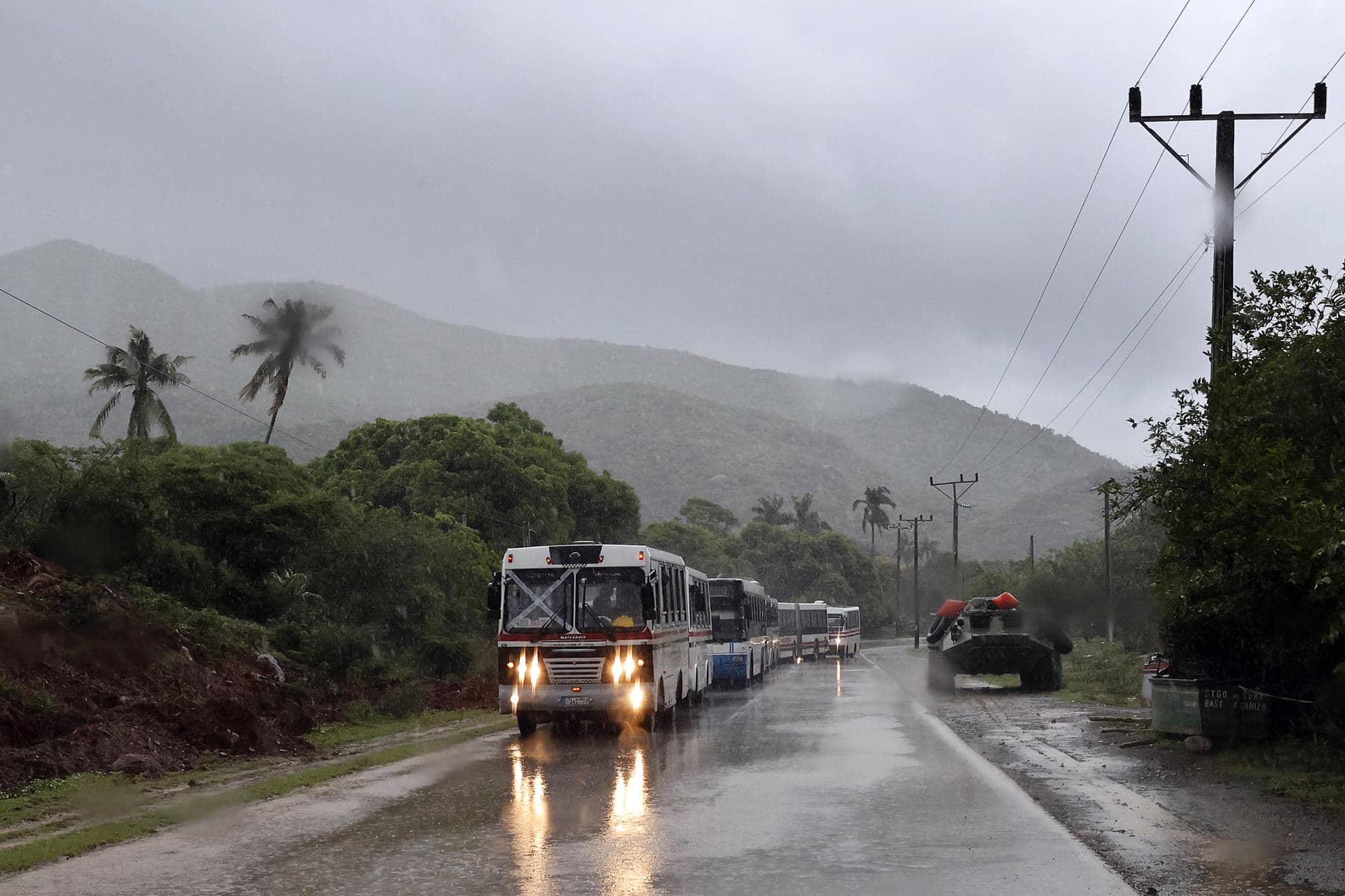 Personas son evacuadas en buses ante la posible llegada del huracán Melissa este martes, en Santiago de Cuba (Cuba). EFE/ Ernesto Mastrascusa