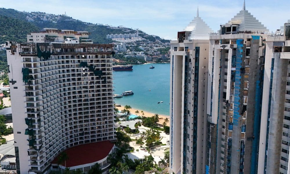 Fotografía aérea que muestra hoteles afectados dos años después del paso del huracán Otis en el balneario de Acapulco, este miércoles en Guerrero (México). EFE/ David Guzmán
