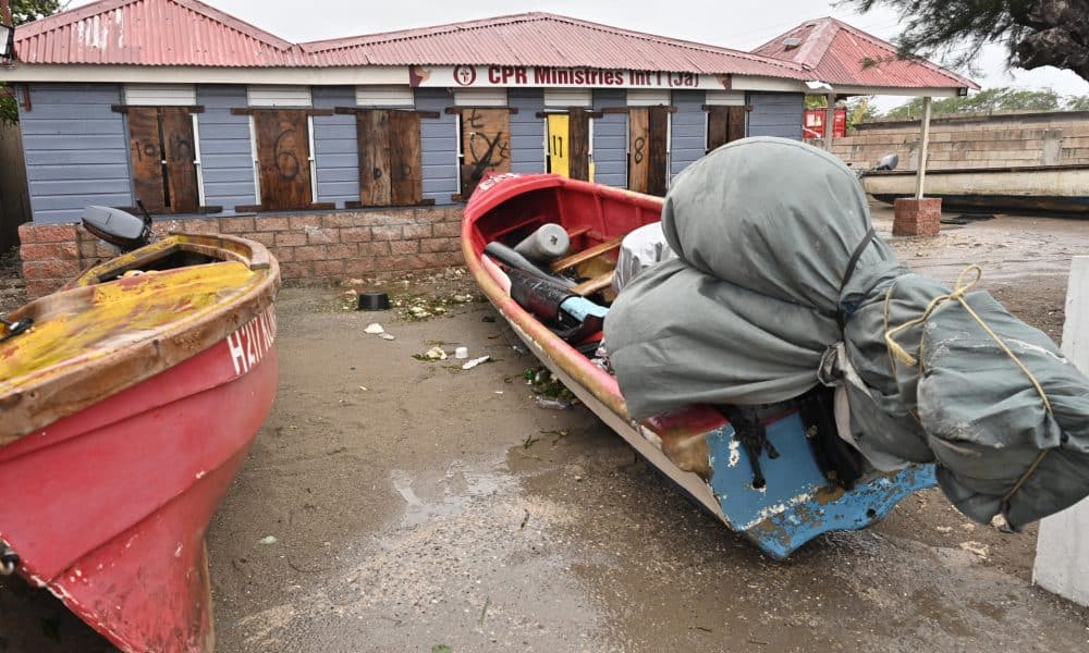 Fotografía de un barco cubierto en tierra ante el inminente paso del huracán Melissa ayer lunes, en la playa pesquera de Port Henderson (Jamaica). EFE/Rudolph Brown