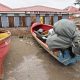 Fotografía de un barco cubierto en tierra ante el inminente paso del huracán Melissa ayer lunes, en la playa pesquera de Port Henderson (Jamaica). EFE/Rudolph Brown