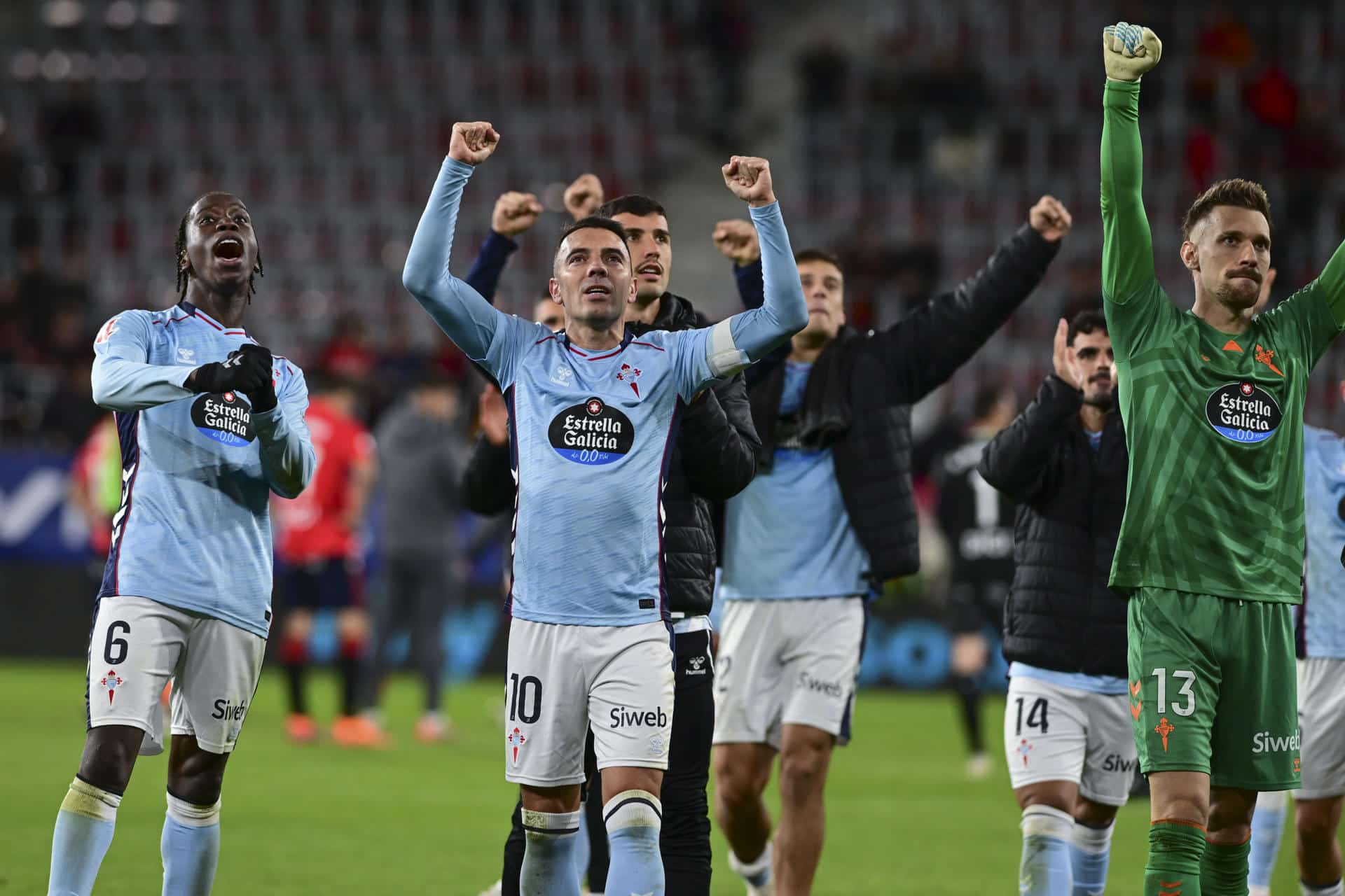 Los jugadores del Celta celebran la victoria, al término del partido de LaLiga de fútbol que CA Osasuna y Celta de Vigo han disputado en el estadio de El Sadar, en Pamplona. EFE/Iñaki Porto