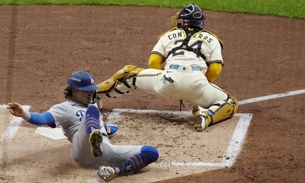 El jardinero de los Los Angeles Dodgers, Enrique Hernandez (i), llega al home plate durante el segundo juego de la Serie de Campeonato de la Liga Nacional de la MLB contra los Brewers en Milwaukee (Wisconsin). EFE/EPA/ROSS HARRIED