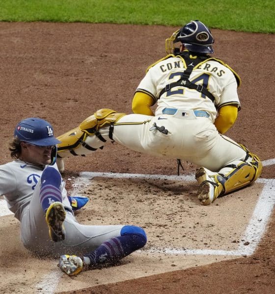 El jardinero de los Los Angeles Dodgers, Enrique Hernandez (i), llega al home plate durante el segundo juego de la Serie de Campeonato de la Liga Nacional de la MLB contra los Brewers en Milwaukee (Wisconsin). EFE/EPA/ROSS HARRIED
