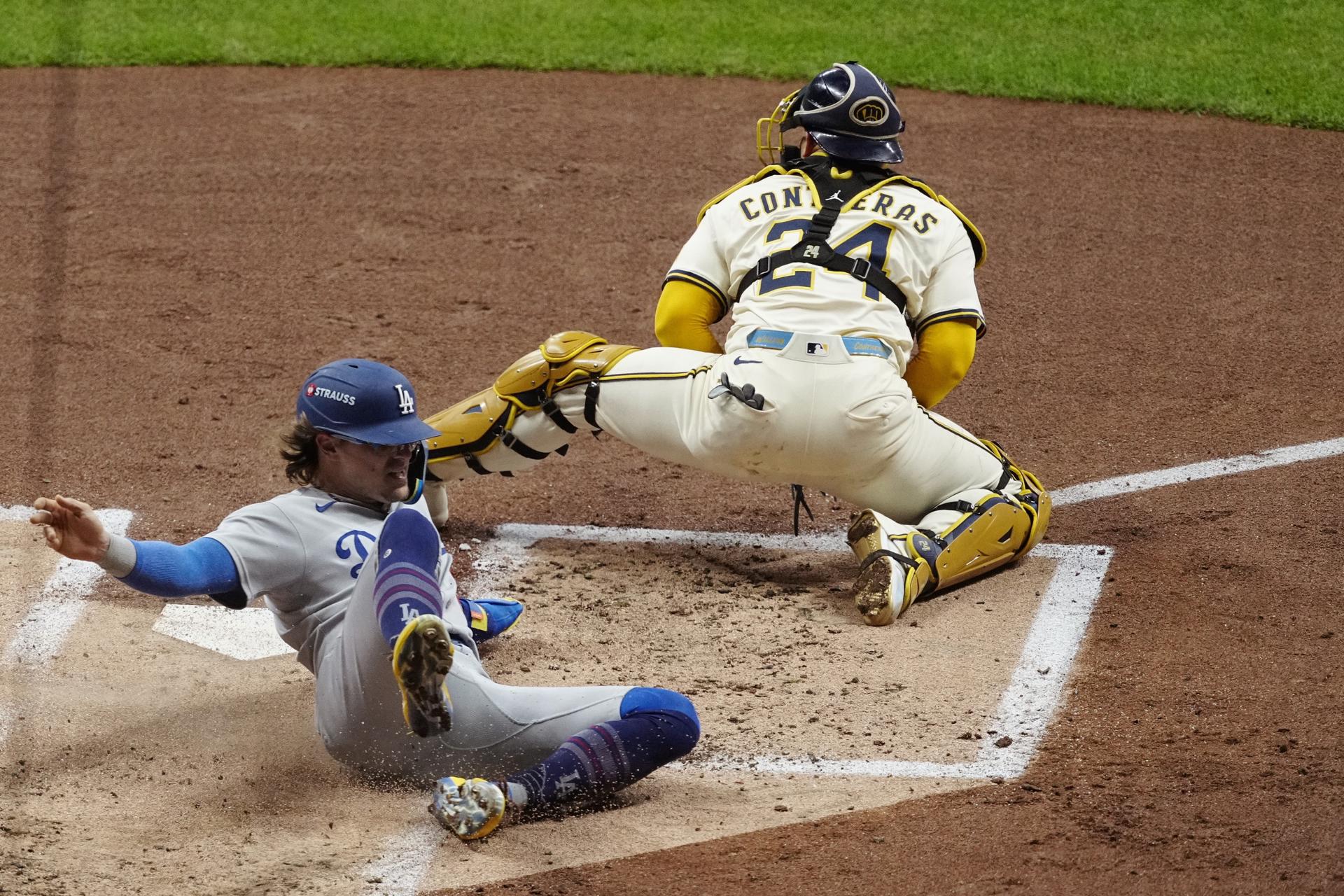 El jardinero de los Los Angeles Dodgers, Enrique Hernandez (i), llega al home plate durante el segundo juego de la Serie de Campeonato de la Liga Nacional de la MLB contra los Brewers en Milwaukee (Wisconsin). EFE/EPA/ROSS HARRIED