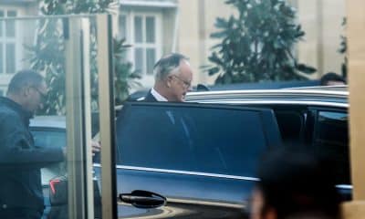 El alcalde de Le Havre y representante del grupo Horizontes, el ex primer ministro Edouard Philippe (c), abandona Matignon (sede del Gobierno), después de las consultas con el primer ministro francés saliente Sébastien Lecornu, en París, el 7 de octubre de 2025. EFE/EPA/SADAK SOUICI