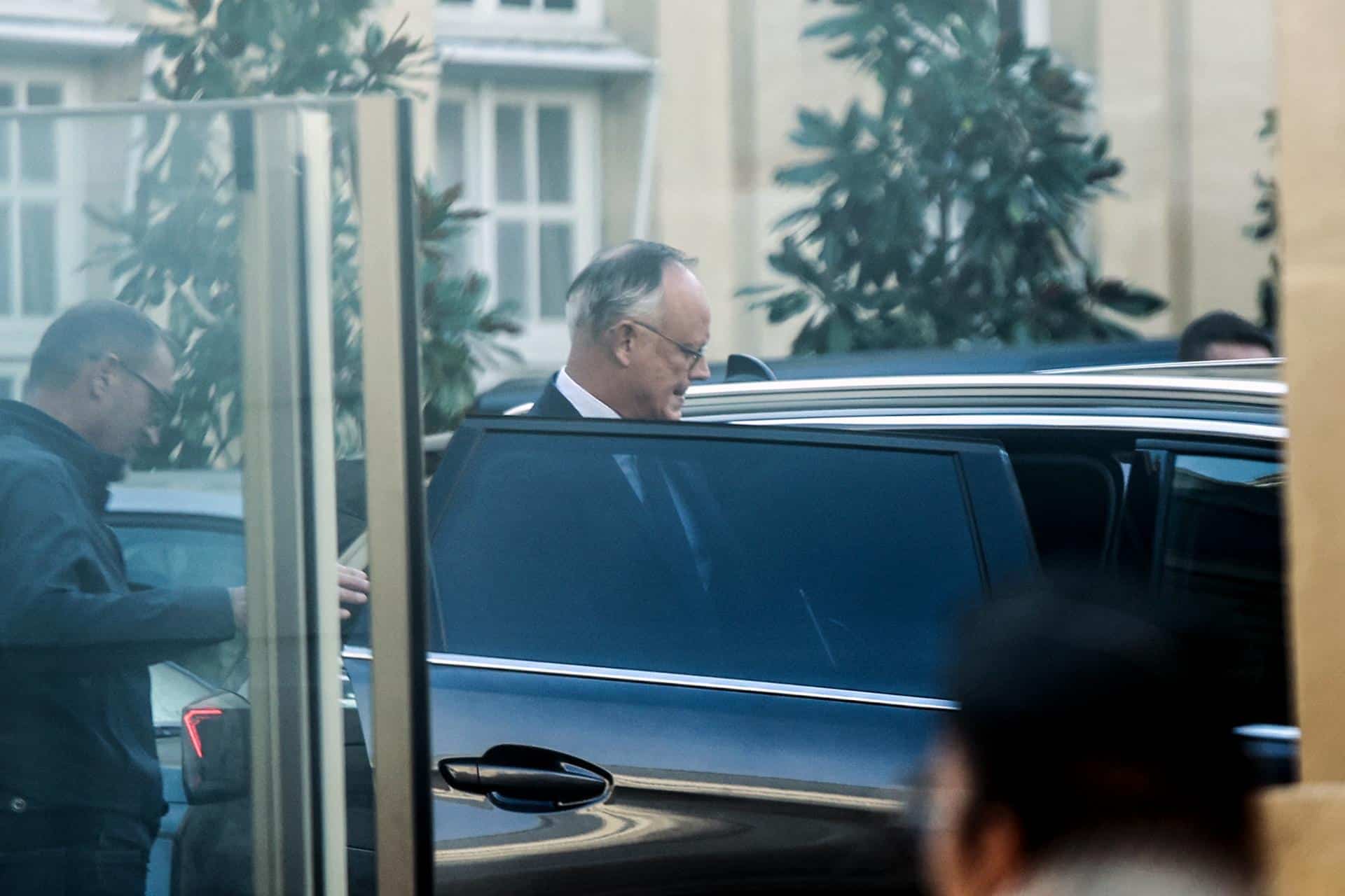 El alcalde de Le Havre y representante del grupo Horizontes, el ex primer ministro Edouard Philippe (c), abandona Matignon (sede del Gobierno), después de las consultas con el primer ministro francés saliente Sébastien Lecornu, en París, el 7 de octubre de 2025. EFE/EPA/SADAK SOUICI